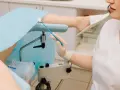 Lekarz wykonuje badanie GBS w ciąży, pobierając wymaz z pochwy.