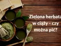 Zielona herbata w ciąży - czy można pić? Miseczka z zielonym proszkiem, bambusowa miotełka i filiżanki z napojem.