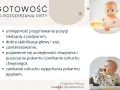 Uśmiechnięty 5 miesięczne dziecko z jedzeniem na twarzy i w śliniaczku, gotowe do rozszerzania diety.