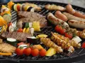 Kolorowe szaszłyki z warzywami i kurczakiem, kiełbaski i mięso na grillu – idealne co na grilla dla dzieci i dorosłych.