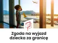 Chłopiec patrzy przez okno na lotnisku na samoloty. Potrzebna zgoda na wyjazd dziecka za granicę, by spełnić jego marzenia o podróży.