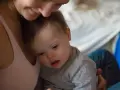 Ciepły uścisk mamy dla noworodka z zespołem Downa.