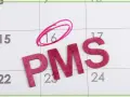 Litery PMS na kalendarzu. Dzień 16 zaznaczony kółkiem, sugerując fałszywe objawy ciąży.