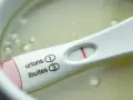Test ciążowy z jedną kreską, zanurzony w płynie. Kiedy wykonać test ciążowy? Najlepiej po terminie spodziewanej miesiączki.