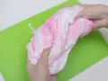 Różowy i biały slime z pianki do golenia, idealny do zabawy. Dowiedz się, jak zrobić slime z pianki do golenia!