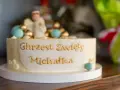Elegancki tort na chrzest Michała, ozdobiony aniołkiem i złotymi detalami. Jedne z najpiękniejszych tortów na chrzest, jakie można sobie wyobrazić.