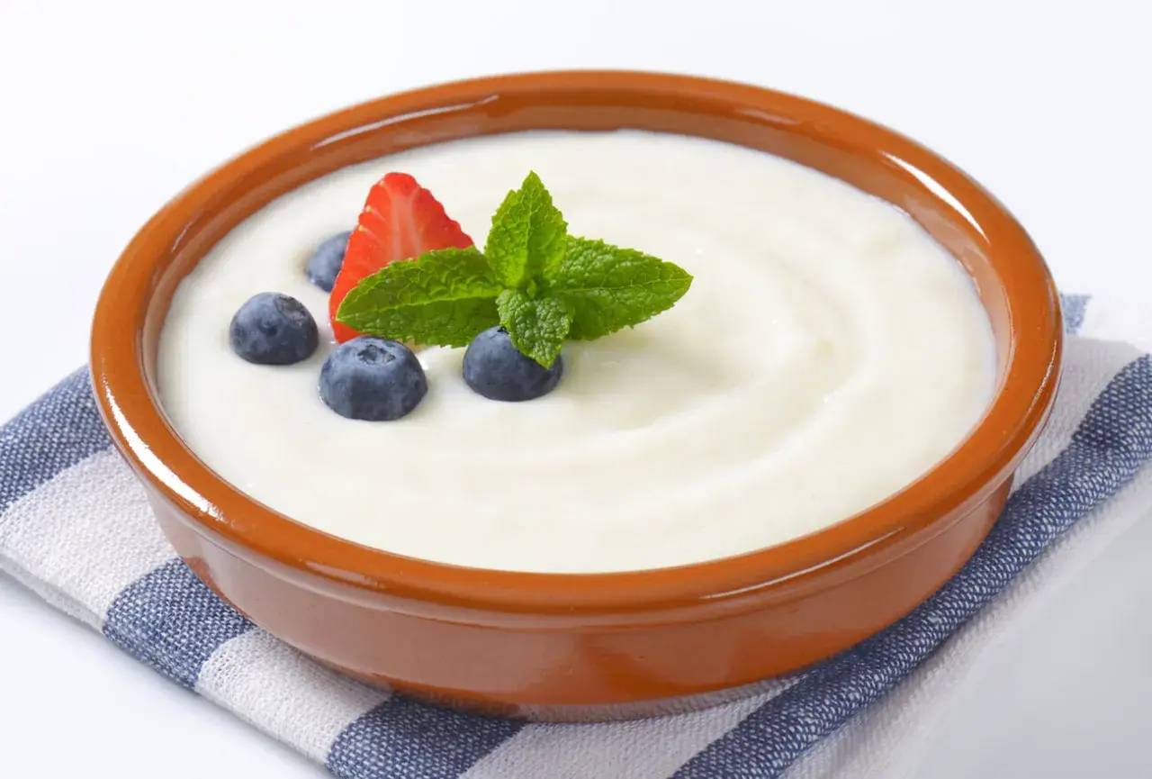 Misternie przygotowana kasza manna, ozdobiona jagodami, truskawką i miętą. Czy kasza manna ma gluten? Tak, tradycyjna kasza manna zawiera gluten.