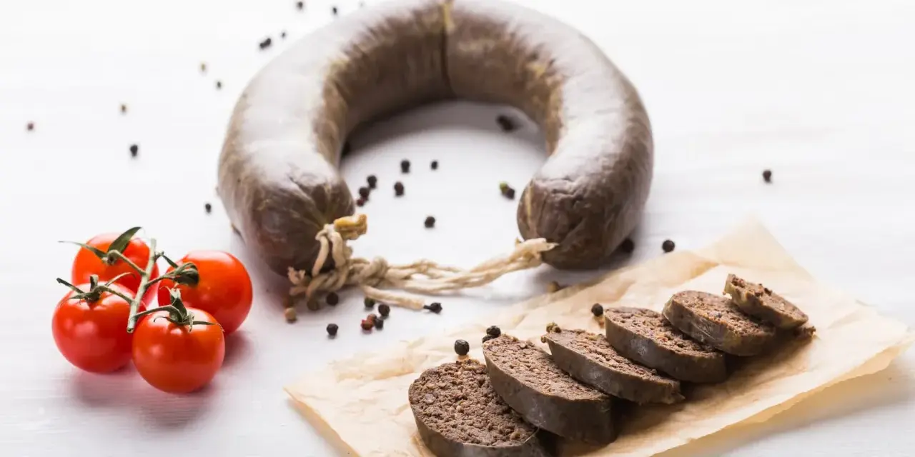 Kaszanka w ciąży, podana z pomidorkami i pieprzem. Smaczny i sycący posiłek.