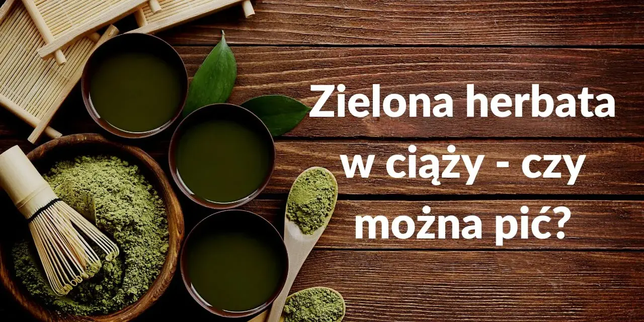 Zielona herbata w ciąży - czy można pić? Miseczka z zielonym proszkiem, bambusowa miotełka i filiżanki z napojem.