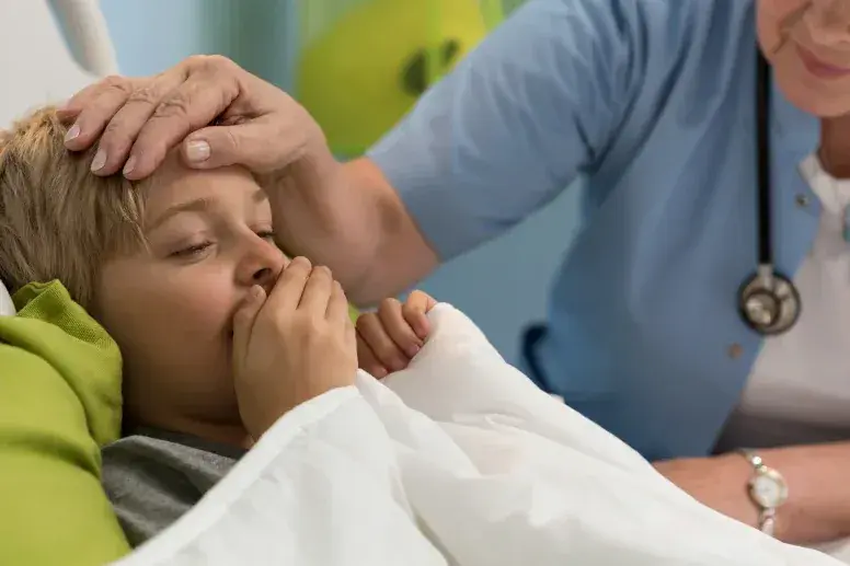 Nocny kaszel u dziecka: Jak szybko pomóc i kiedy do lekarza?
