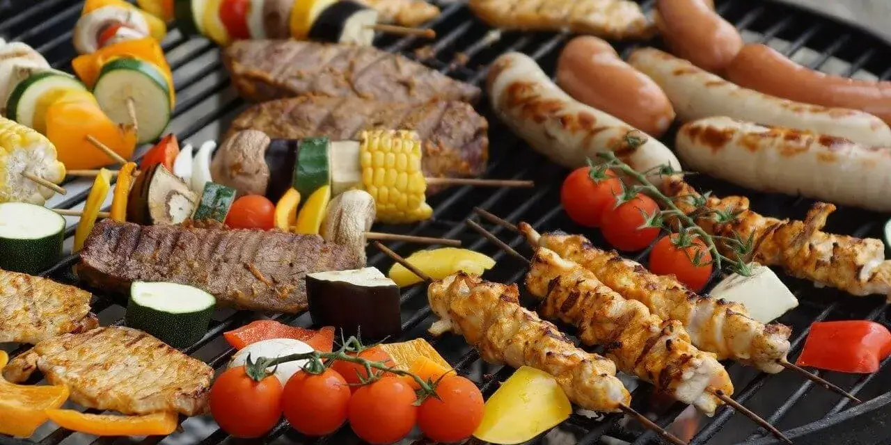 Kolorowe szaszłyki z warzywami i kurczakiem, kiełbaski i mięso na grillu – idealne co na grilla dla dzieci i dorosłych.
