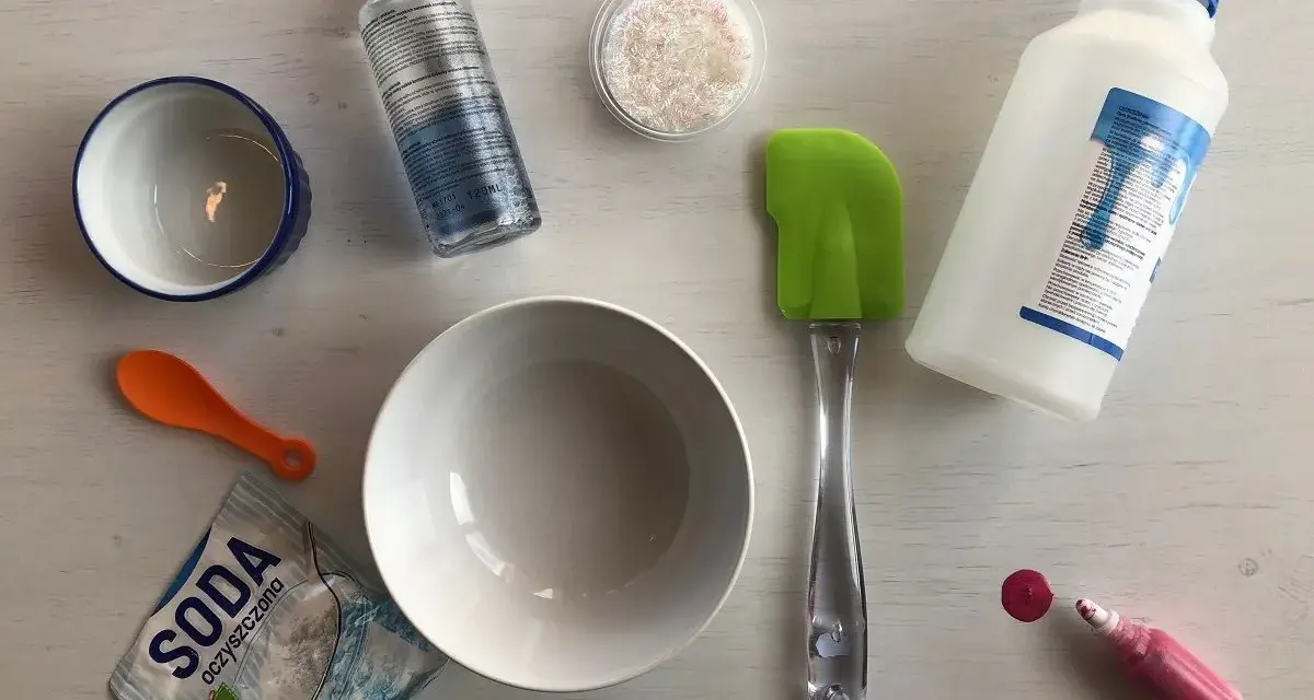 Składniki do zrobienia slime bez kleju: soda, płyn do soczewek, brokat, miski, łopatka i barwnik.