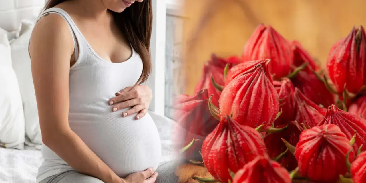 Ciąża i hibiskus. Kobieta w białej koszulce delikatnie głaszcze brzuch, obok zbliżenie na czerwone kielichy hibiskusa.