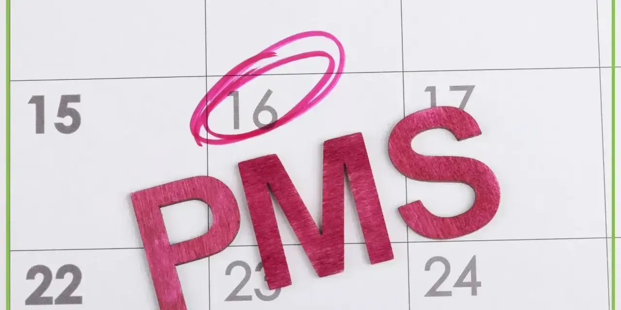 Litery PMS na kalendarzu. Dzień 16 zaznaczony kółkiem, sugerując fałszywe objawy ciąży.