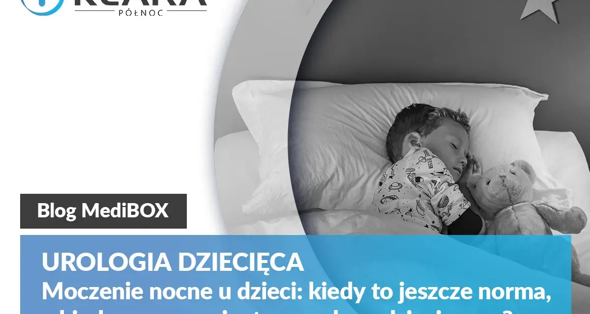 Chłopiec śpi z misiem. Temat: częste oddawanie moczu u dziecka, moczenie nocne u dzieci i wizyta u urologa dziecięcego.