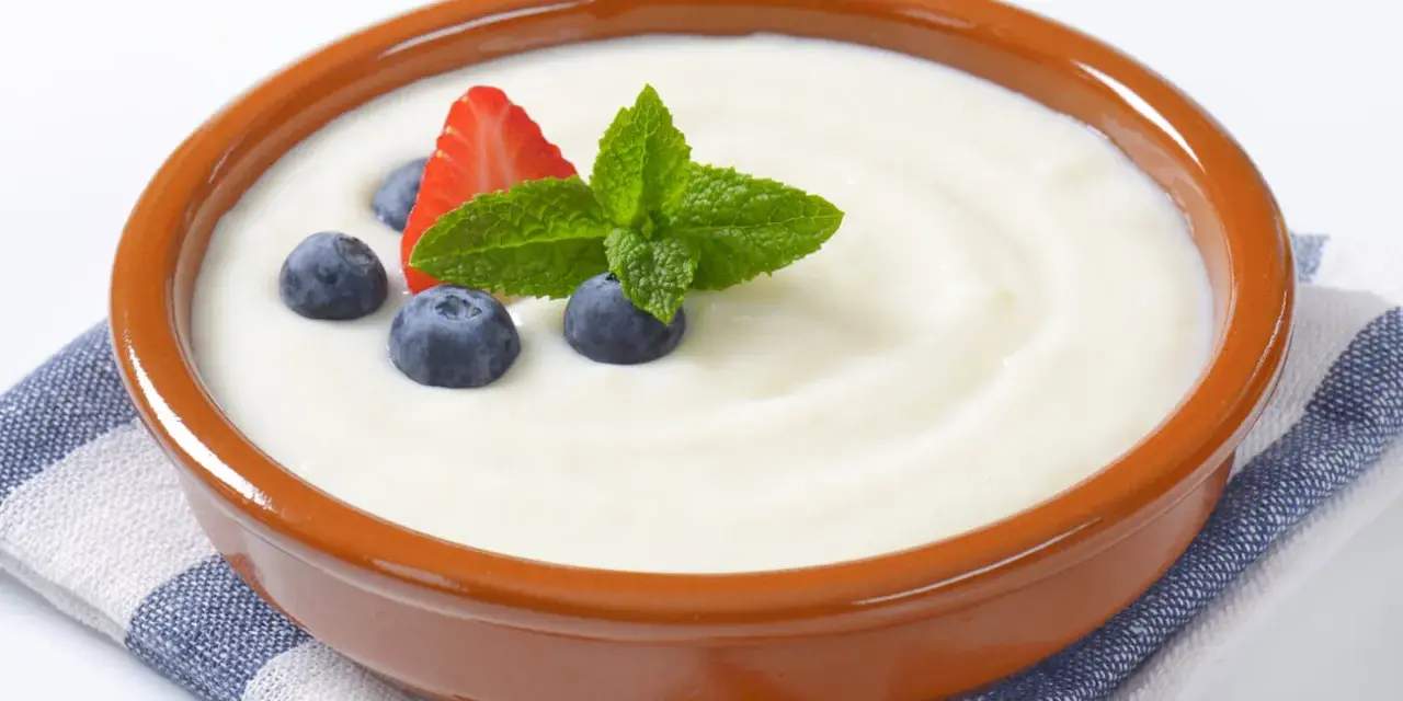 Misternie przygotowana kasza manna, ozdobiona jagodami, truskawką i miętą. Czy kasza manna ma gluten? Tak, tradycyjna kasza manna zawiera gluten.