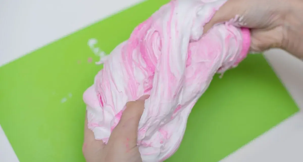 Różowy i biały slime z pianki do golenia, idealny do zabawy. Dowiedz się, jak zrobić slime z pianki do golenia!