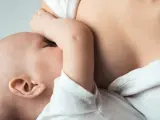Dziecko karmione piersią, czuły moment bliskości. Nawał pokarmu to naturalny etap rozwoju malucha.