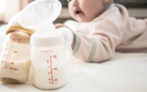 2-miesięczne niemowlę i butelka: Jak skutecznie nauczyć bez stresu?