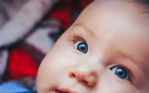 Oczy niemowlaka, jak widzi miesięczne dziecko, badają świat z zaciekawieniem.