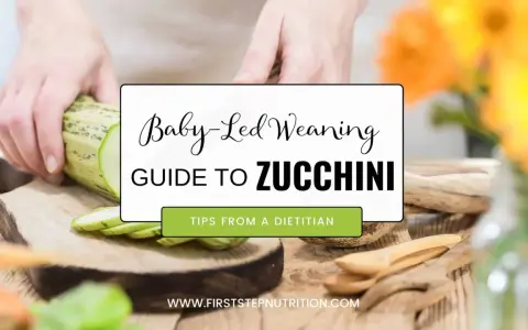 Ręce kroją cukinię na desce. Poradnik "Baby-Led Weaning" podpowiada, jak podać cukinię dla niemowlaka.
