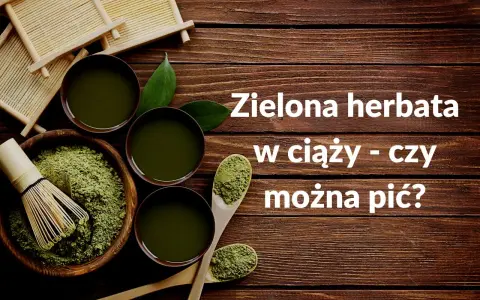 Zielona herbata w ciąży - czy można pić? Miseczka z zielonym proszkiem, bambusowa miotełka i filiżanki z napojem.