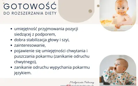Uśmiechnięty 5 miesięczne dziecko z jedzeniem na twarzy i w śliniaczku, gotowe do rozszerzania diety.