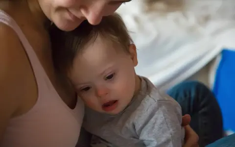 Ciepły uścisk mamy dla noworodka z zespołem Downa.