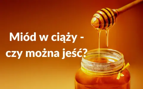 Miód w ciąży - czy można jeść? Słodki, złocisty miód spływa z drewnianej chochli do słoika.