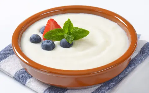 Misternie przygotowana kasza manna, ozdobiona jagodami, truskawką i miętą. Czy kasza manna ma gluten? Tak, tradycyjna kasza manna zawiera gluten.
