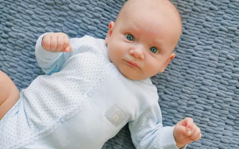 Niebieskie oczy niemowlaka patrzą wprost. Cudowny widok, kiedy dziecko przesypia noc.