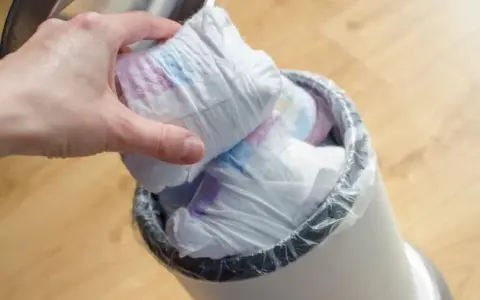 Kosz na pieluchy: Niezbędny czy zbędny? Przewodnik dla rodziców