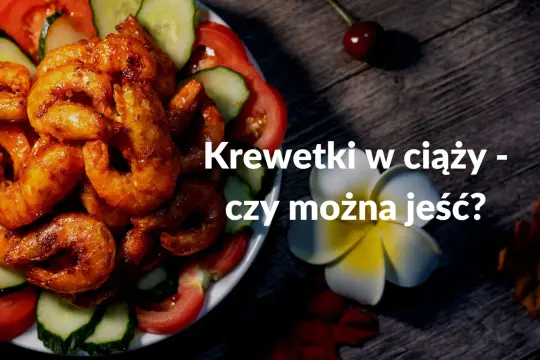 Krewetki w ciąży – czy można jeść? Talerz z krewetkami, pomidorami i ogórkiem.