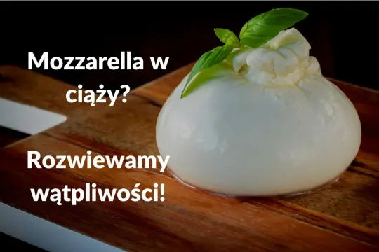 Duża, biała mozzarella z bazylią na desce. Czy mozzarella w ciąży jest bezpieczna? Rozwiewamy wątpliwości!