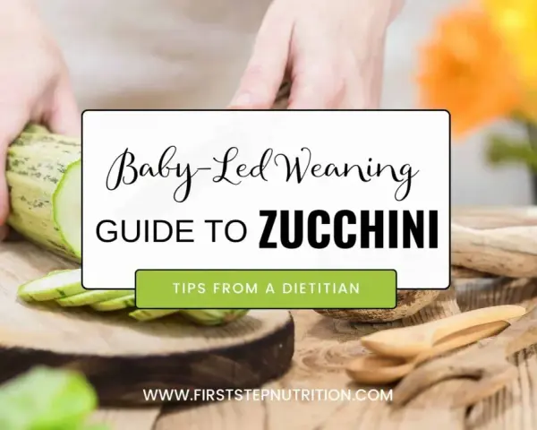 Ręce kroją cukinię na desce. Poradnik "Baby-Led Weaning" podpowiada, jak podać cukinię dla niemowlaka.