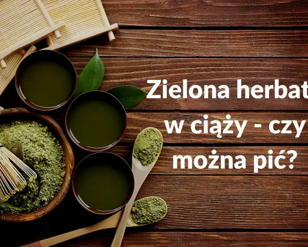 Zielona herbata w ciąży - czy można pić? Miseczka z zielonym proszkiem, bambusowa miotełka i filiżanki z napojem.
