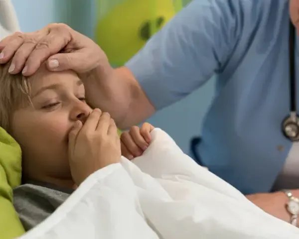 Nocny kaszel u dziecka: Jak szybko pomóc i kiedy do lekarza?