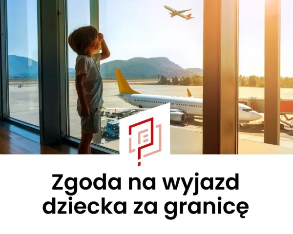 Chłopiec patrzy przez okno na lotnisku na samoloty. Potrzebna zgoda na wyjazd dziecka za granicę, by spełnić jego marzenia o podróży.