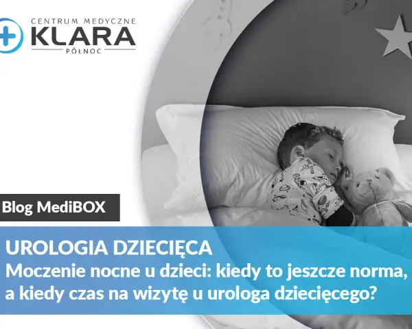 Chłopiec śpi z misiem. Temat: częste oddawanie moczu u dziecka, moczenie nocne u dzieci i wizyta u urologa dziecięcego.