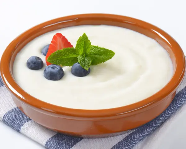 Misternie przygotowana kasza manna, ozdobiona jagodami, truskawką i miętą. Czy kasza manna ma gluten? Tak, tradycyjna kasza manna zawiera gluten.