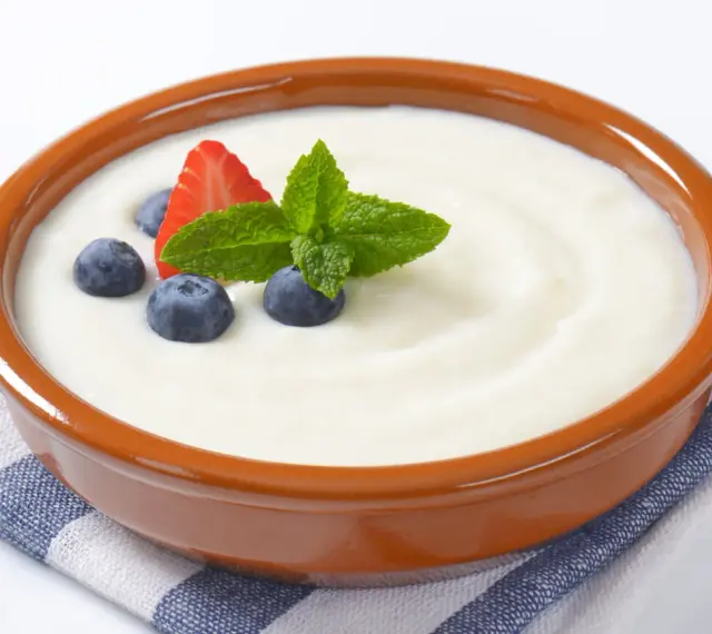 Misternie przygotowana kasza manna, ozdobiona jagodami, truskawką i miętą. Czy kasza manna ma gluten? Tak, tradycyjna kasza manna zawiera gluten.