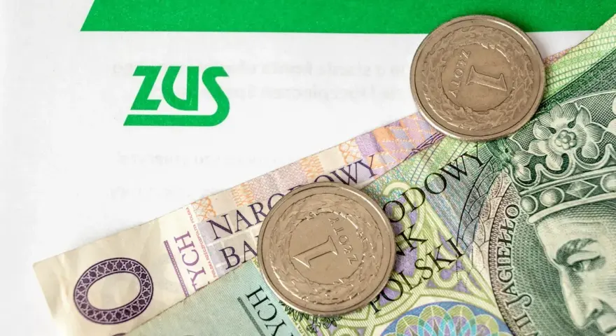 ZUS i polskie złotówki. Kiedy będzie 300 plus? Pieniądze i monety na tle dokumentu ZUS.