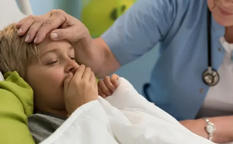 Nocny kaszel u dziecka: Jak szybko pomóc i kiedy do lekarza?