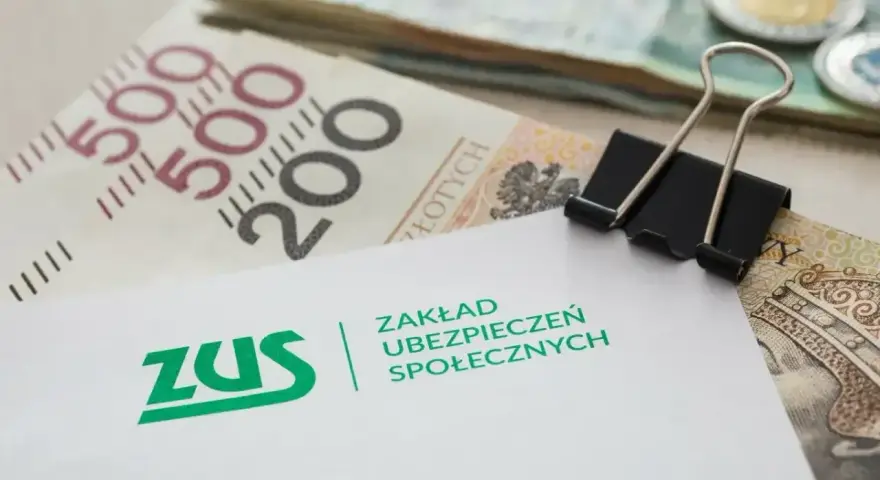 ZUS i pieniądze, symbolizujące rodzicielskie świadczenie uzupełniające.
