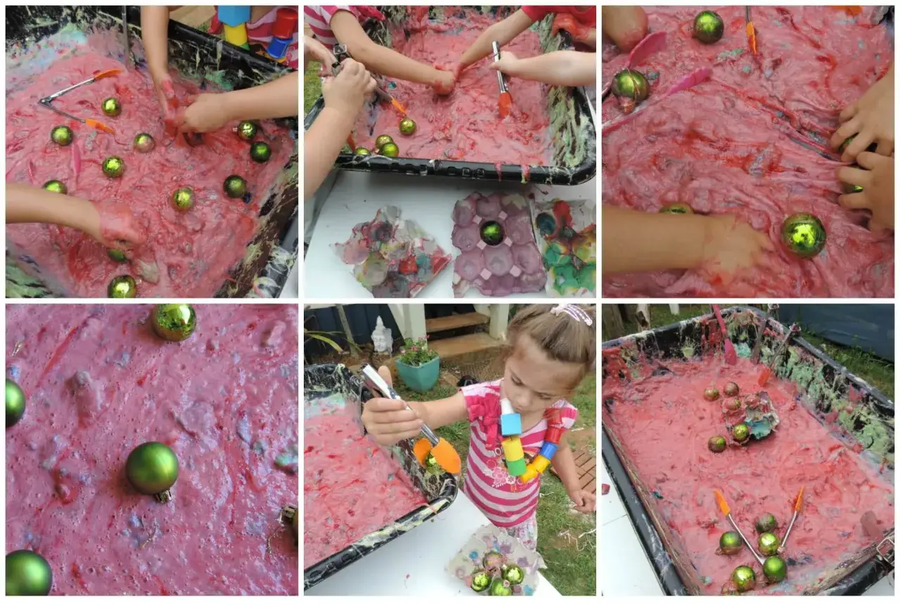Dzieci bawią się masą, która wygląda jak slime. W wannie są zielone bombki i narzędzia. To świetna zabawa, jak zrobić slime!