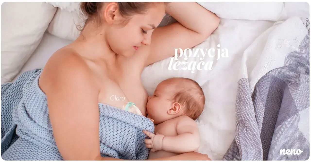 Mama i dziecko w pozycji leżącej podczas karmienia. Delikatny kocyk otula ich oboje.