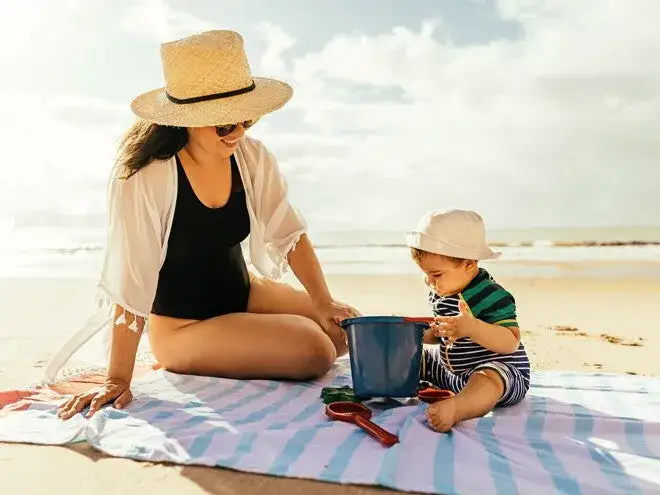 rodzina z niemowlakiem na plaży zagranicą