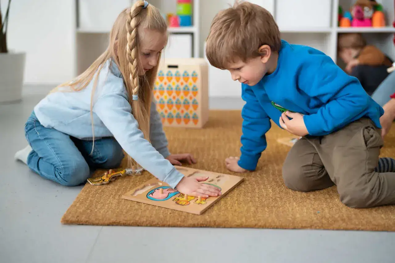 Dzieci uczą się przez zabawę, odkrywając świat. To właśnie pokazuje metoda Montessori co to znaczy dla rozwoju maluchów.