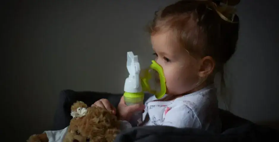 Dziecko z katarem i uśmiechnięty pediatra