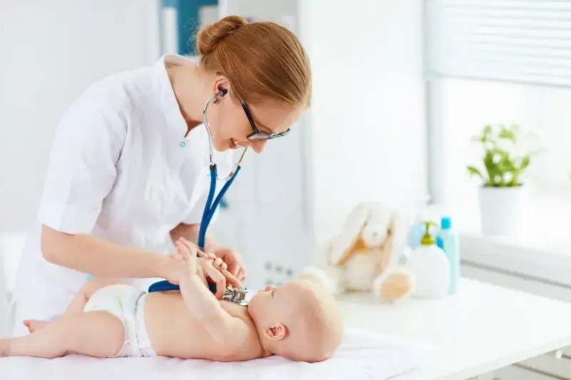 pediatra bada niemowlę